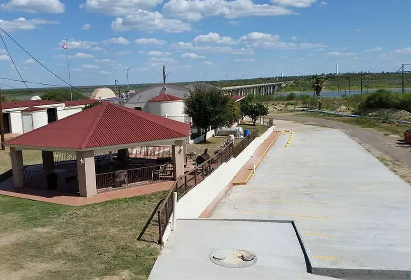 Отель Lakeview Inn & Suites