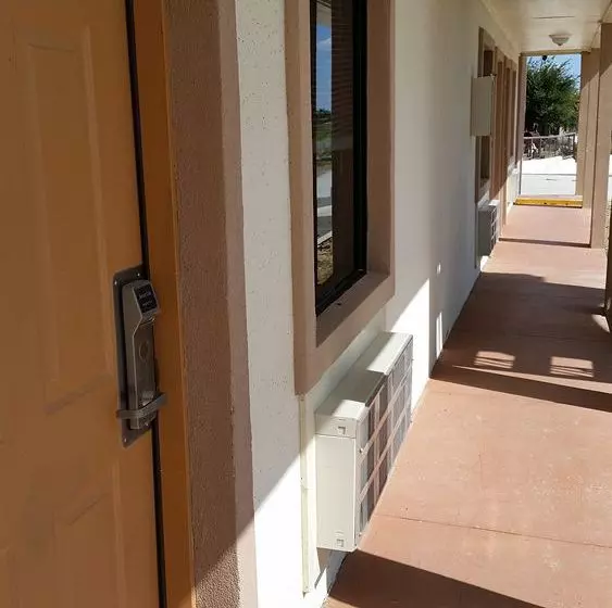 Отель Lakeview Inn & Suites