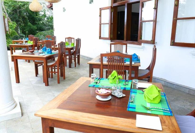 فندق Niyagama House