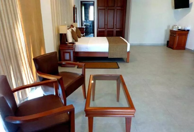 Отель Paradise Beach Club