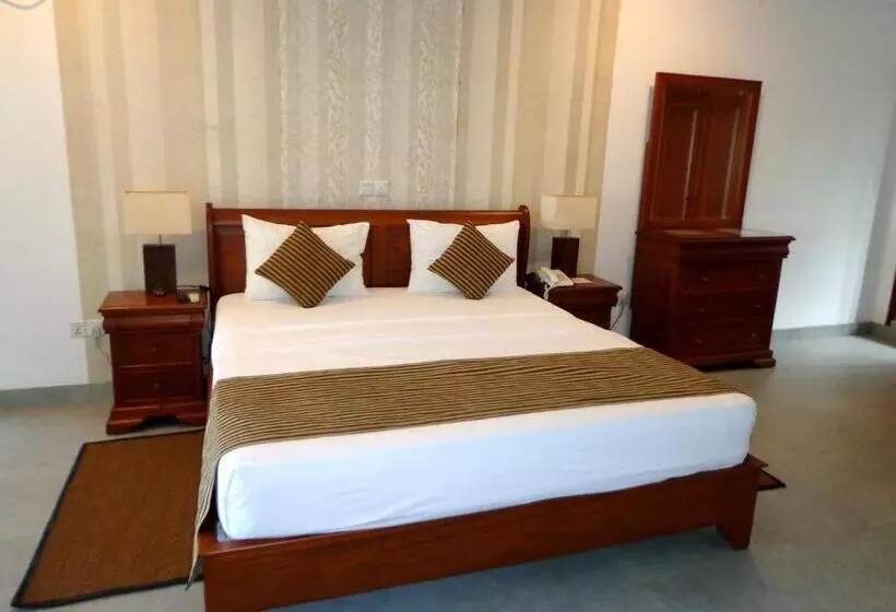 Отель Paradise Beach Club