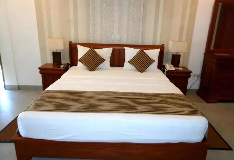 Отель Paradise Beach Club