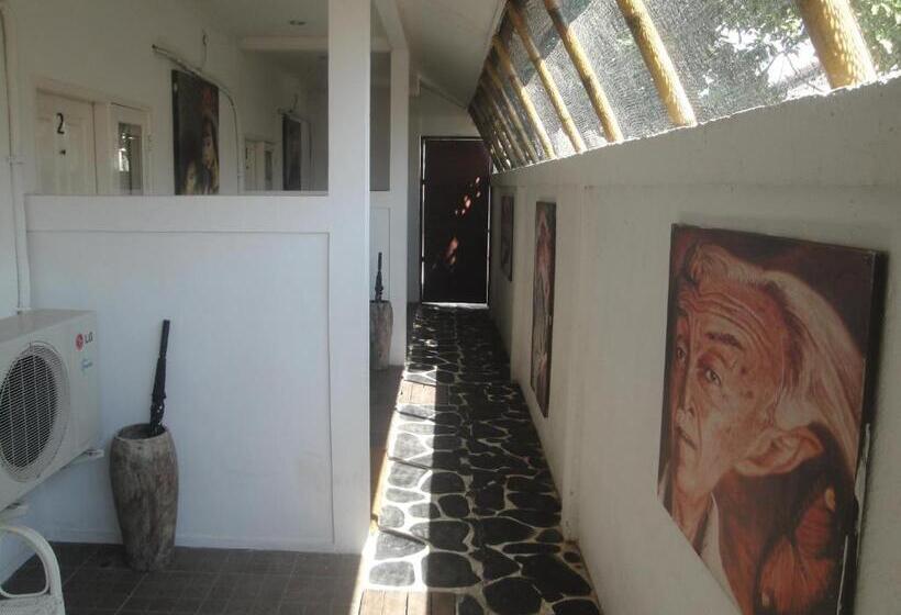 Motel Scallywags Mango