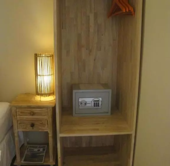 Motel Scallywags Mango