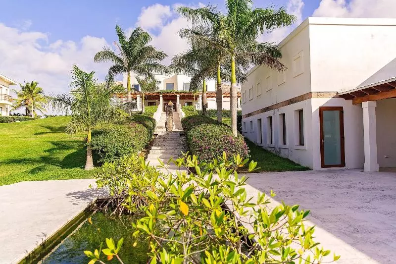 Resort Las Verandas Hotel & Villas