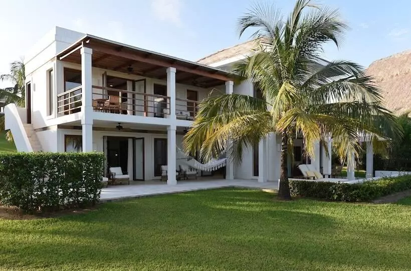 Resort Las Verandas Hotel & Villas