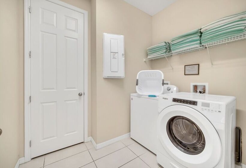 Avenger S, Frozen And Alice In Wonderland Themed Rooms! Private Pool And Modern Decor!