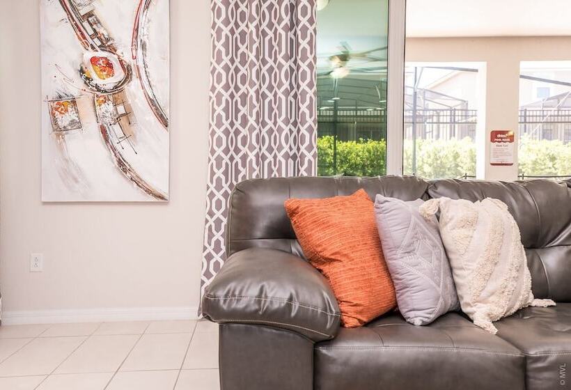 Avenger S, Frozen And Alice In Wonderland Themed Rooms! Private Pool And Modern Decor!