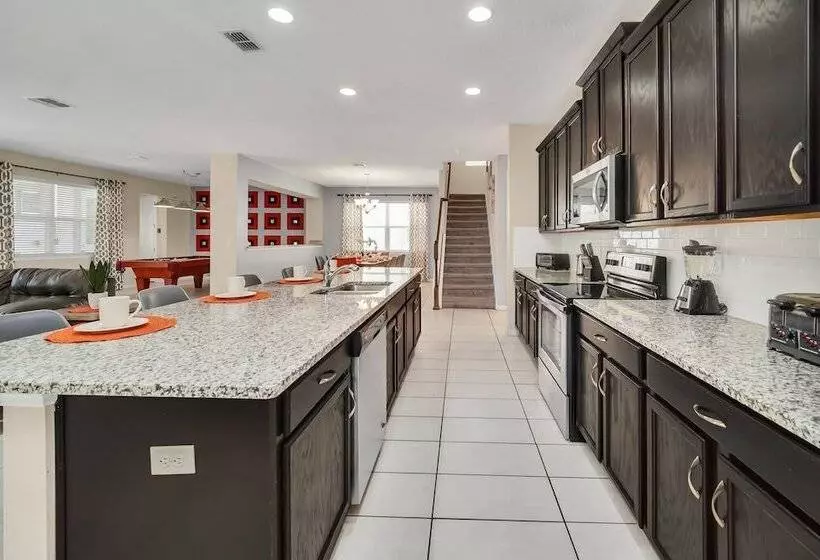 Avenger S, Frozen And Alice In Wonderland Themed Rooms! Private Pool And Modern Decor!