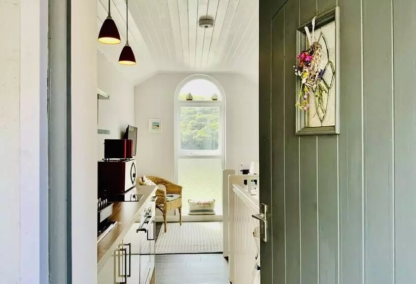 Beautiful 1 Bed Riversi Cottage Located In Malpas