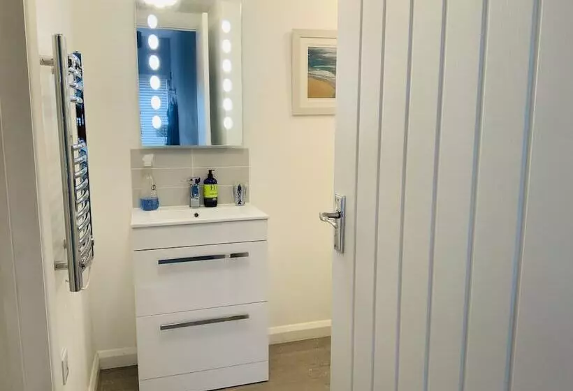 Beautiful 1 Bed Riversi Cottage Located In Malpas