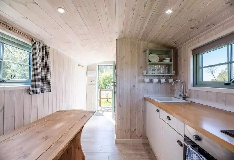 Honeysuckle Farm Hut 1   Suffolk Farm Holidays