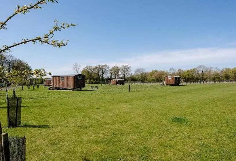 Honeysuckle Farm Hut 1   Suffolk Farm Holidays