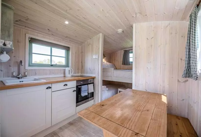 Honeysuckle Farm Hut 7   Suffolk Farm Holidays