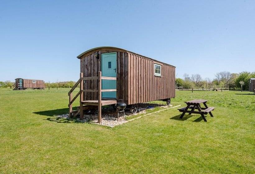 Honeysuckle Farm Hut 7   Suffolk Farm Holidays