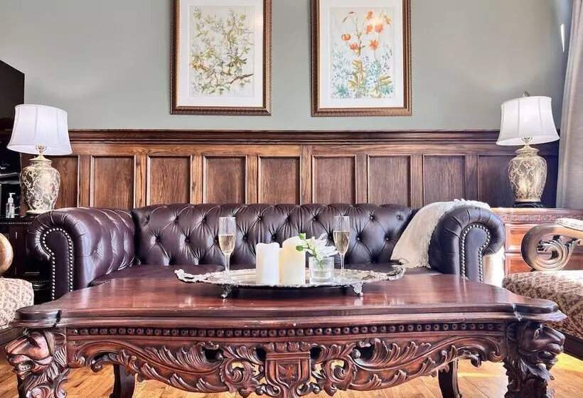 Hotelli Woodstone Manor Inc