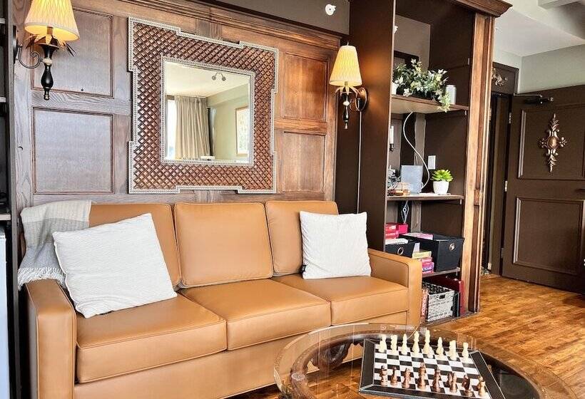 בית מלון כפרי Woodstone Manor Inc