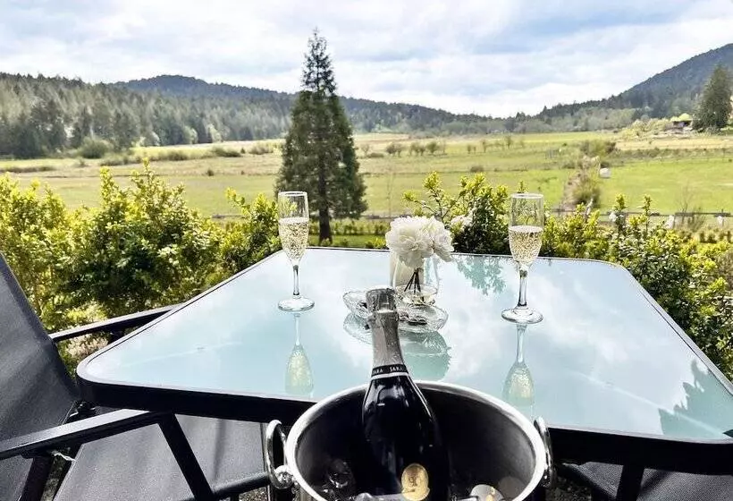 Hotelli Woodstone Manor Inc