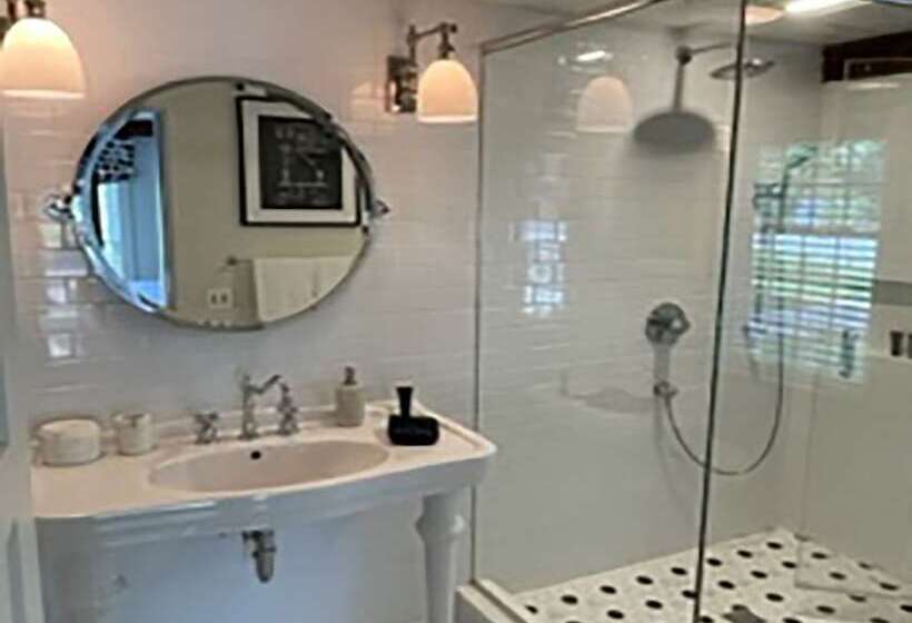 James Pharmacy Bed And Breakfast