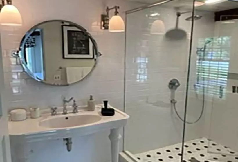 James Pharmacy Bed And Breakfast