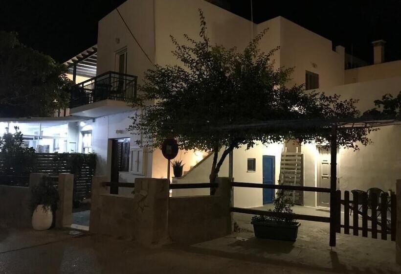 פנסיון Kamara Rooms In Naousa