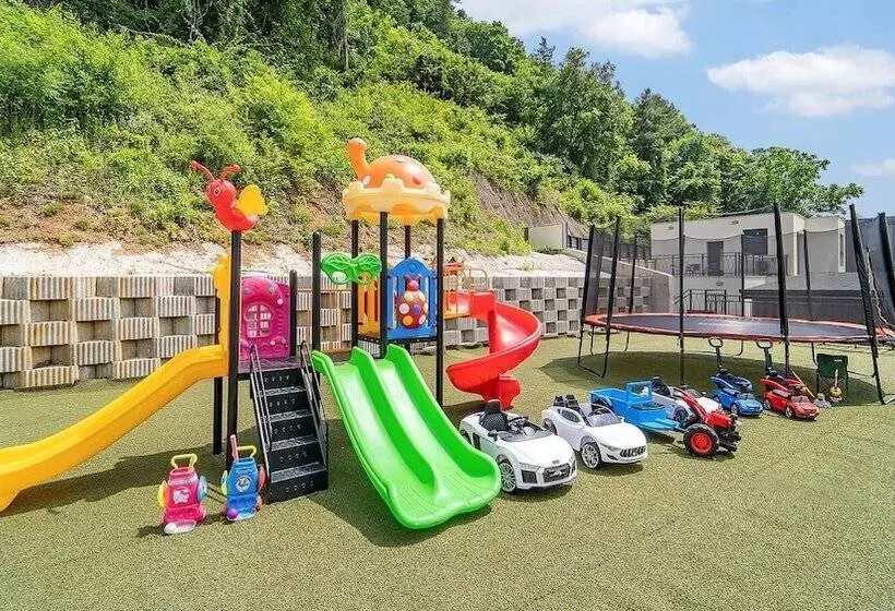 Majatalo Gapyeong Staykidspoolvilla