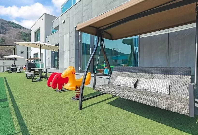 Majatalo Gapyeong Staykidspoolvilla