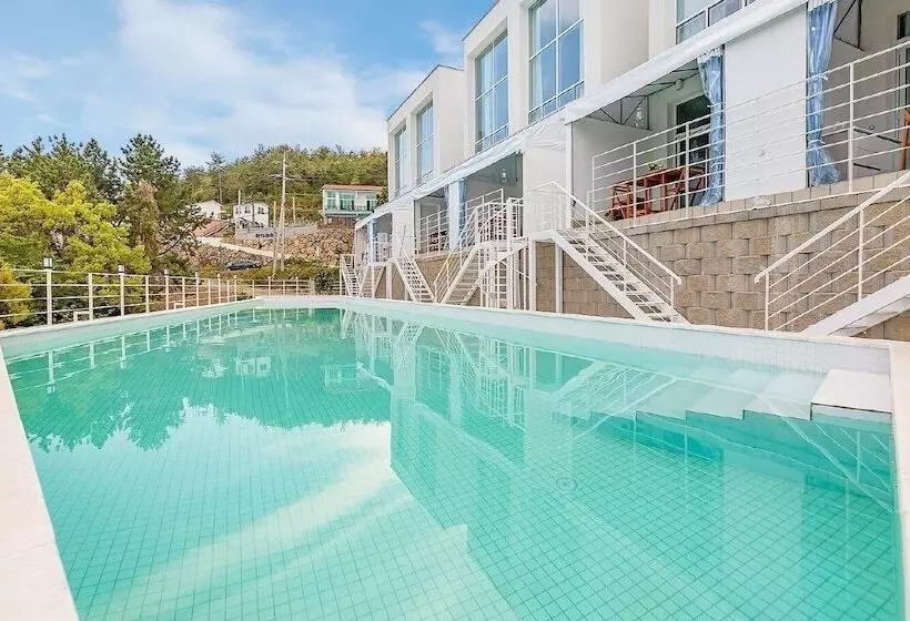 پانسیون Yeosu Nukim Poolvilla