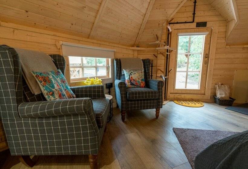 Copper Beech Cabin For Couples, Outdoor Bath