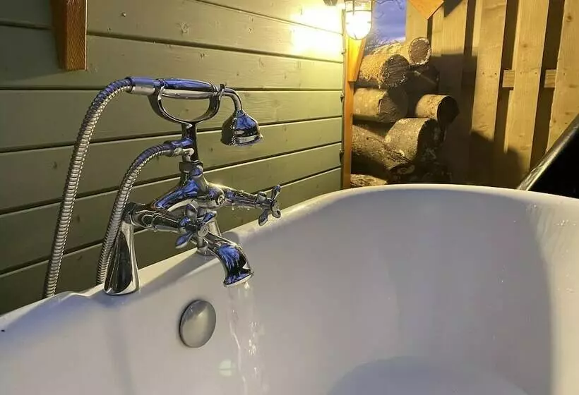 Copper Beech Cabin For Couples, Outdoor Bath