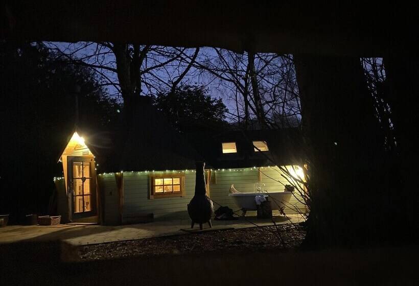 Copper Beech Cabin For Couples, Outdoor Bath