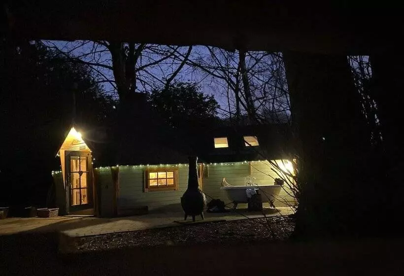 Copper Beech Cabin For Couples, Outdoor Bath