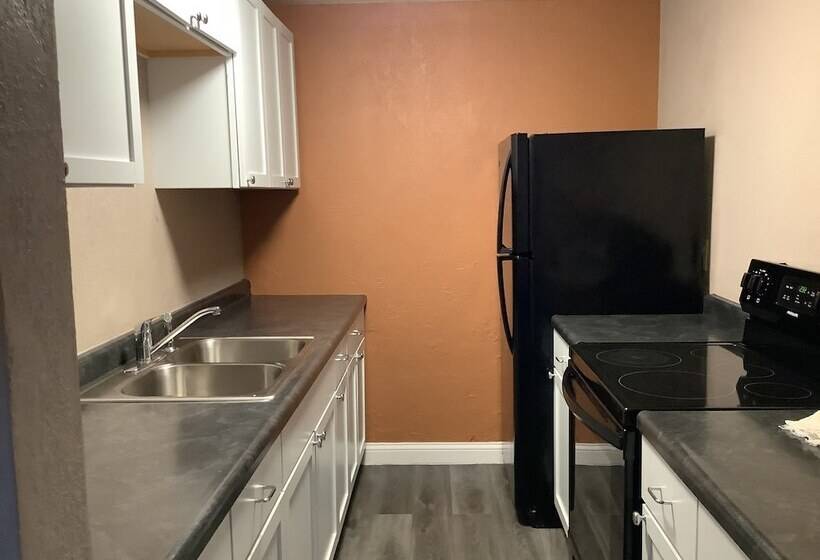 Silver Spur Vintage Inn & Suites