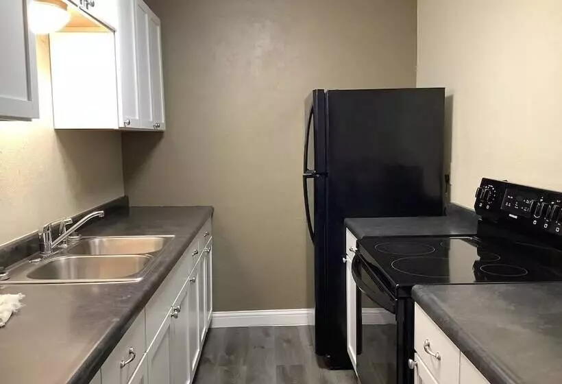 Silver Spur Vintage Inn & Suites