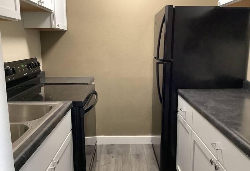 Silver Spur Vintage Inn & Suites