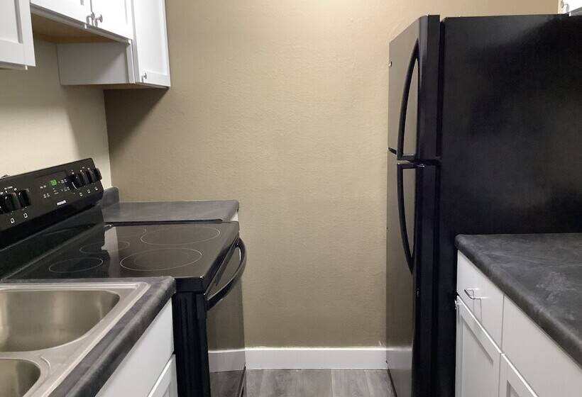 Silver Spur Vintage Inn & Suites