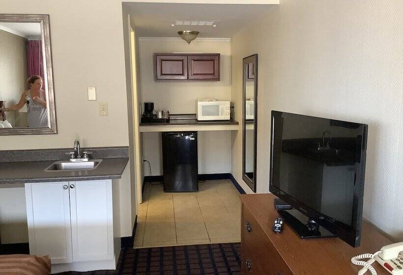 Silver Spur Vintage Inn & Suites