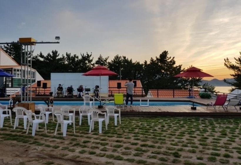 פנסיון Namhae Healing Island Glamping