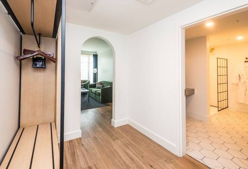 Отель Versailles