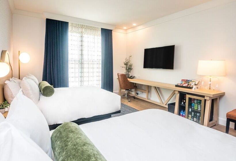 Отель Versailles