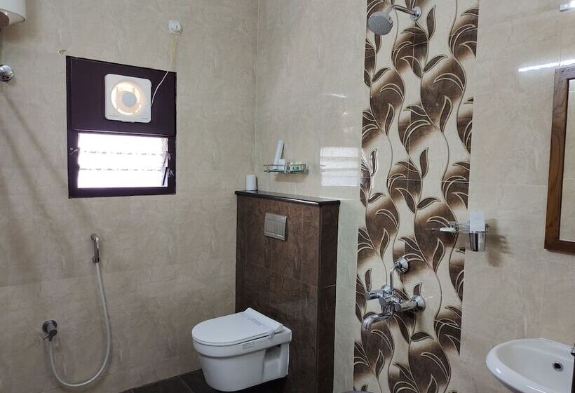 פנסיון John Towers