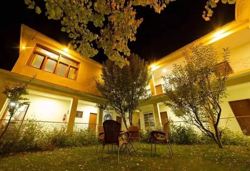 Gulmit Continental Hotel Hunza Valley