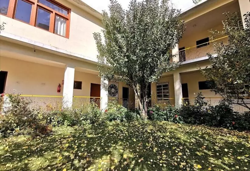 Gulmit Continental Hotel Hunza Valley