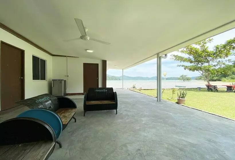 ペンション Oyo Home 90319 Ambong Bay Resthouse Homes