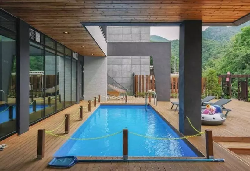 پانسیون Pocheon Forest Pool Villa