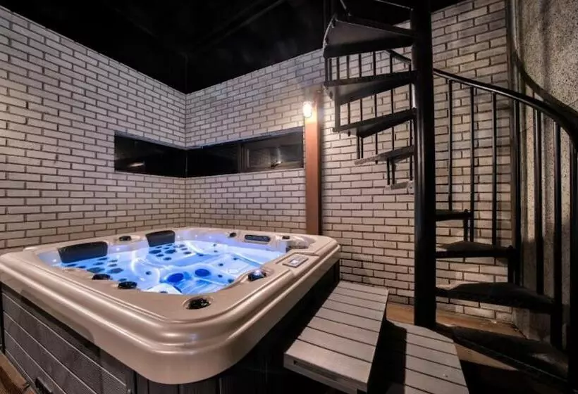 پانسیون Pocheon Forest Pool Villa
