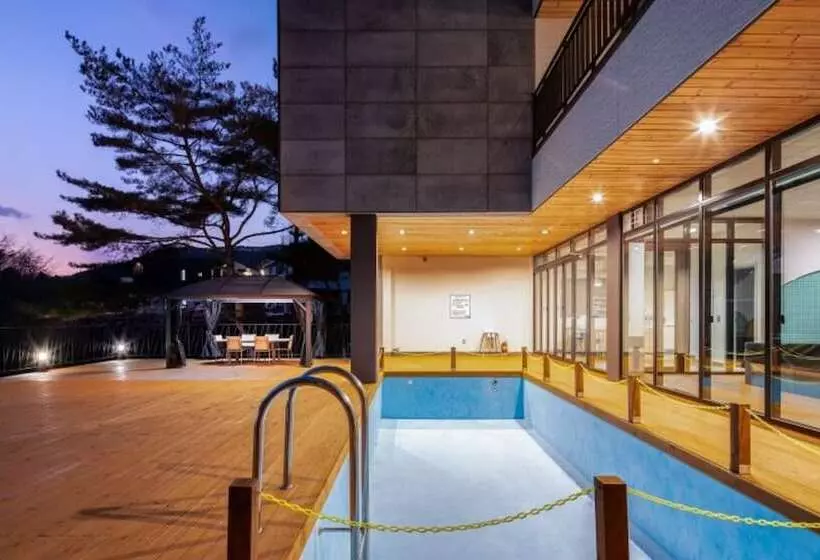 پانسیون Pocheon Forest Pool Villa
