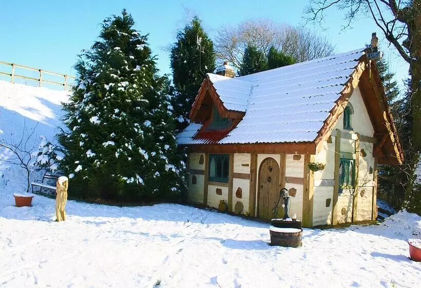 Snow White S House   Farm Park Stay With Hot Tub, Bbq & Fire Pit