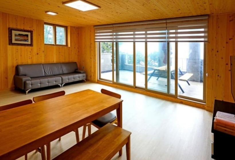 Yeongdeok Hyanguiteo Pension