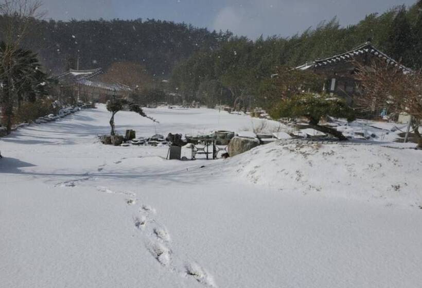 Gangjin Dahyang Sochuk Hanok Pension